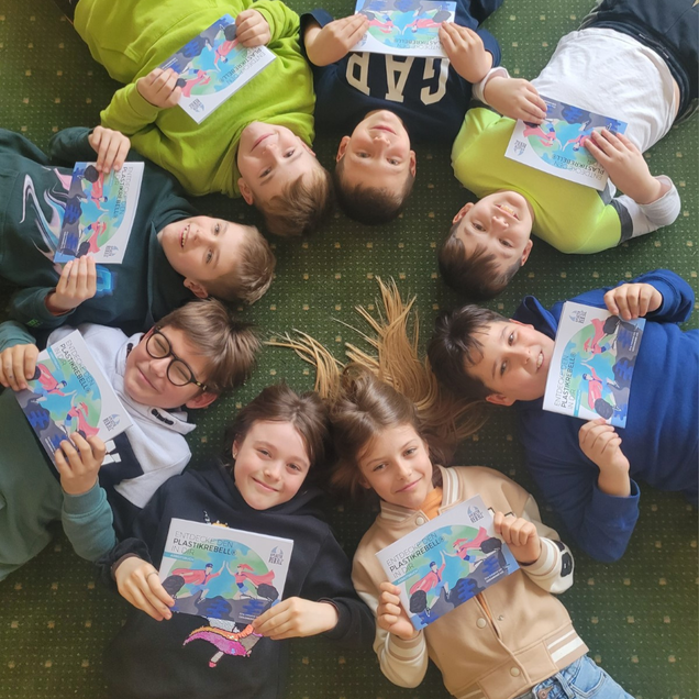 Kinder liegen im Kreis