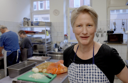 Frau in Küche