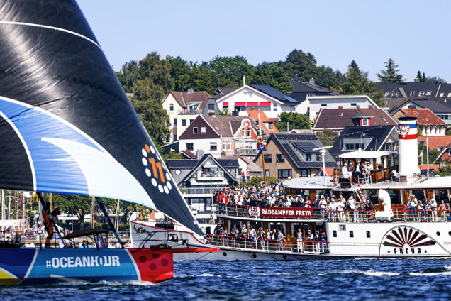Segelboot und ZuschauerInnen