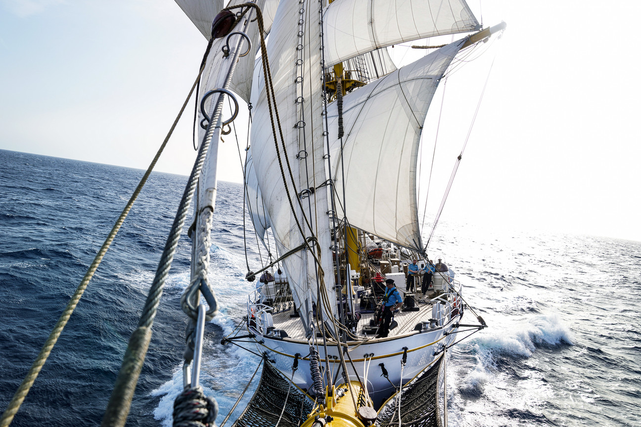 Gorch Fock auf See vom Bug aus