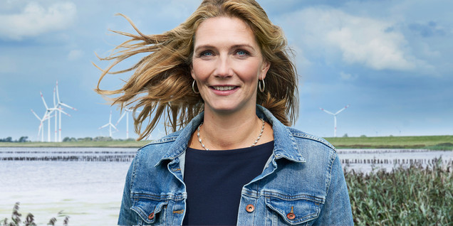 Frau mit Wind in den Haaren